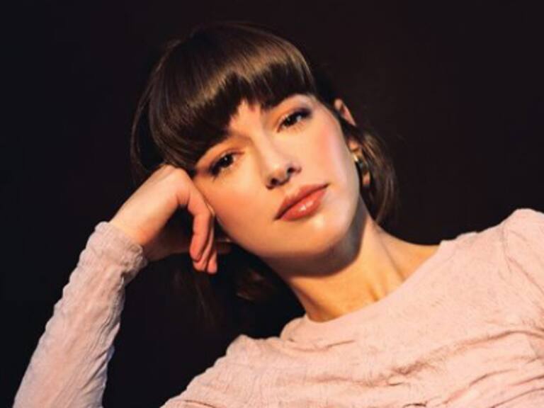 Mariana di Girolamo deslumbra en alfombra roja de Festival de Cine de Venecia con elegante vestido