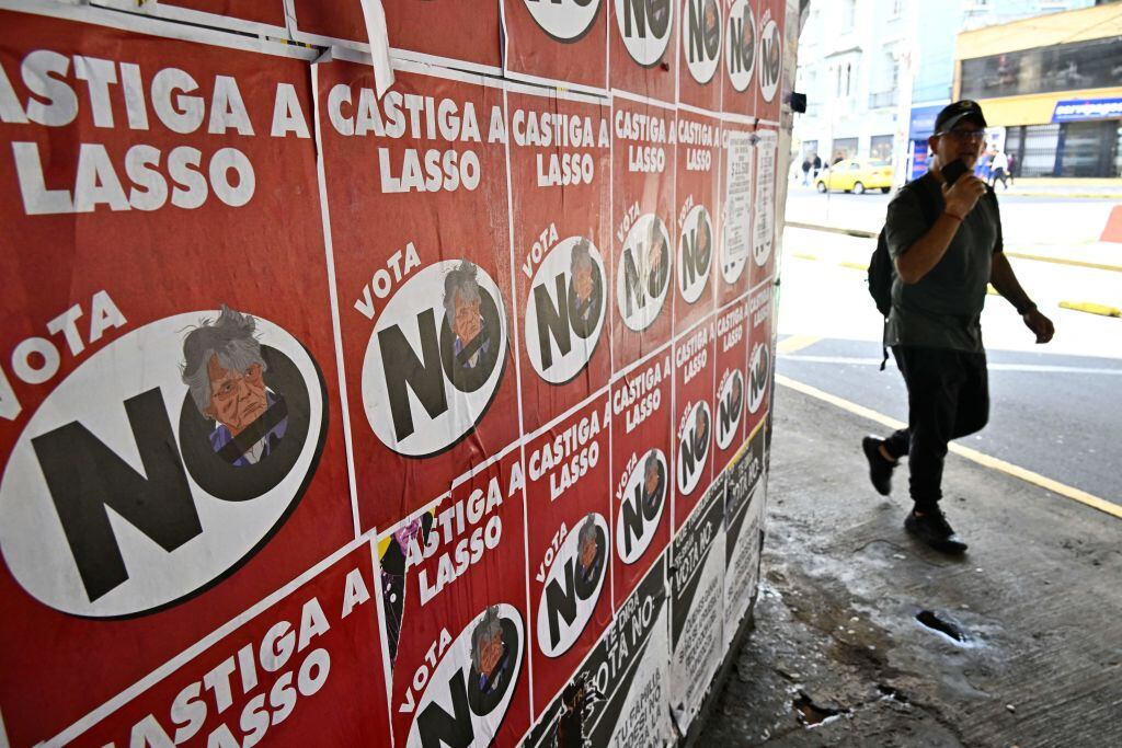 Los carteles en Quito llamaban a rechazar la reforma de Guillermo Lasso en Ecuador