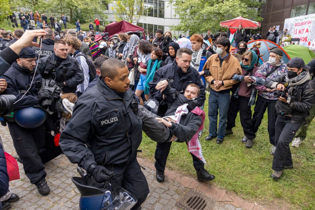 En la ciudad de Berlín la policía alemana detuvo a varios estudiantes que se manifestaban a favor de la Franja de Gaza y Palestina.