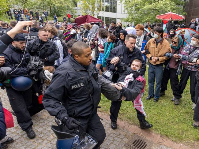 En la ciudad de Berlín la policía alemana detuvo a varios estudiantes que se manifestaban a favor de la Franja de Gaza y Palestina.