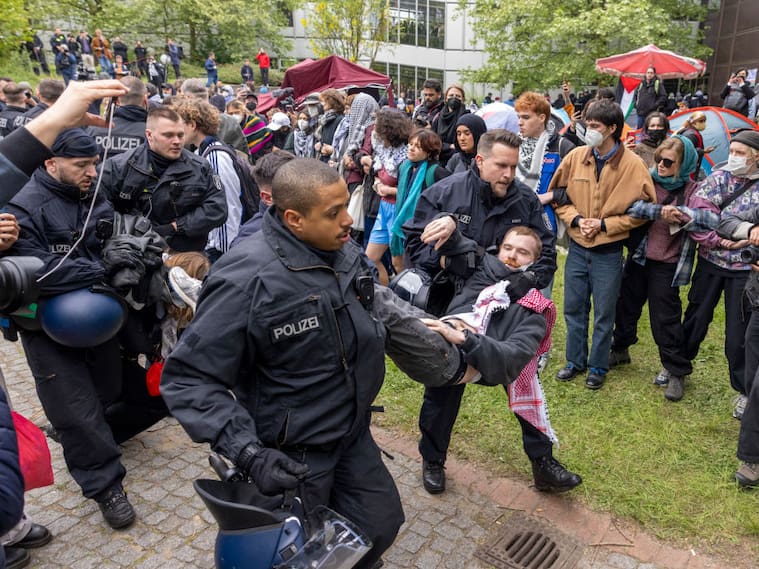 En la ciudad de Berlín la policía alemana detuvo a varios estudiantes que se manifestaban a favor de la Franja de Gaza y Palestina.