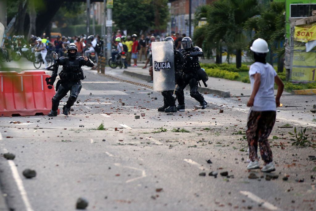 Policías reprimen a manifestantes anti gobierno en Colombia
