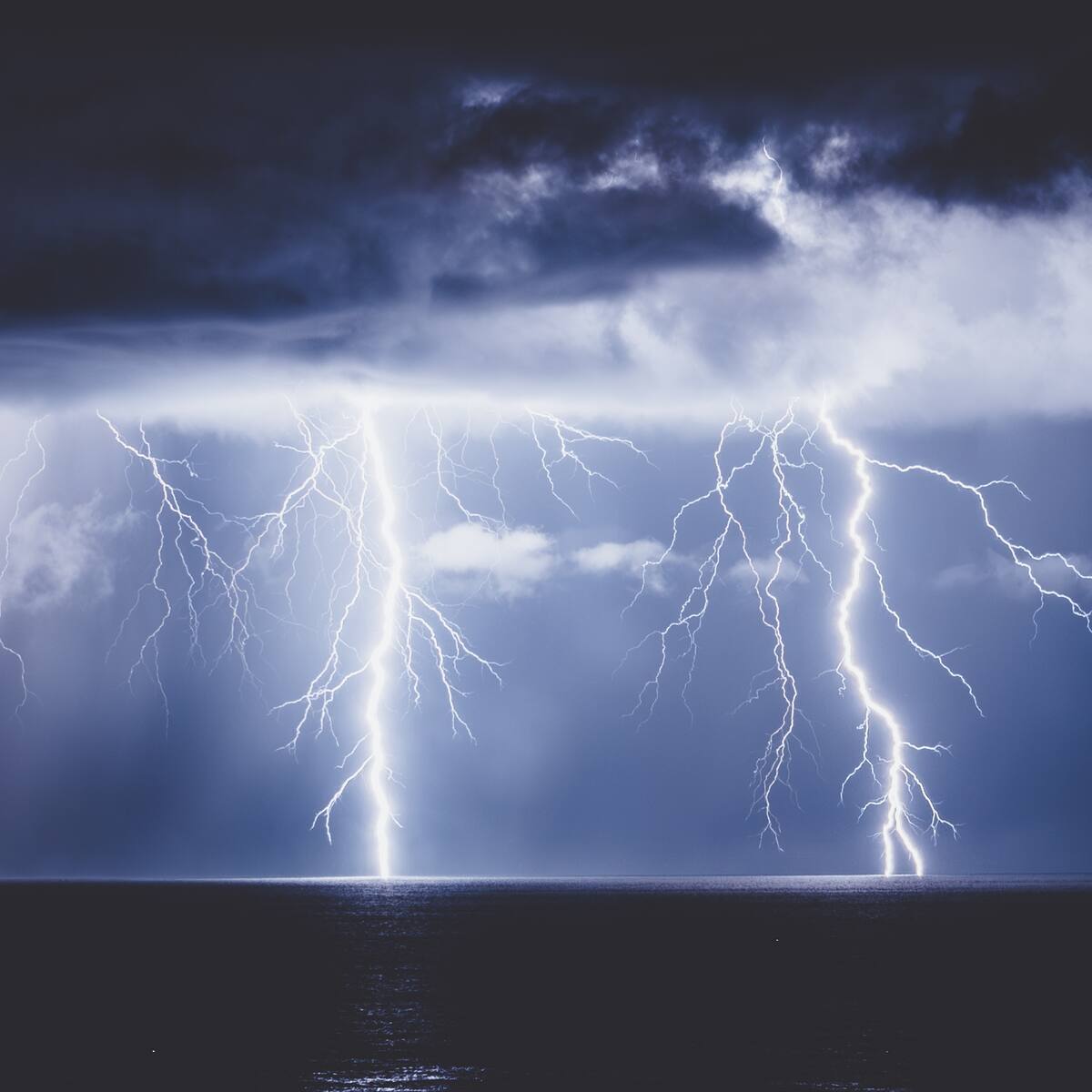 Alerta por tormentas eléctricas en Santiago: a qué hora comienza el fenómeno que acompaña a la lluvia en la RM hoy jueves