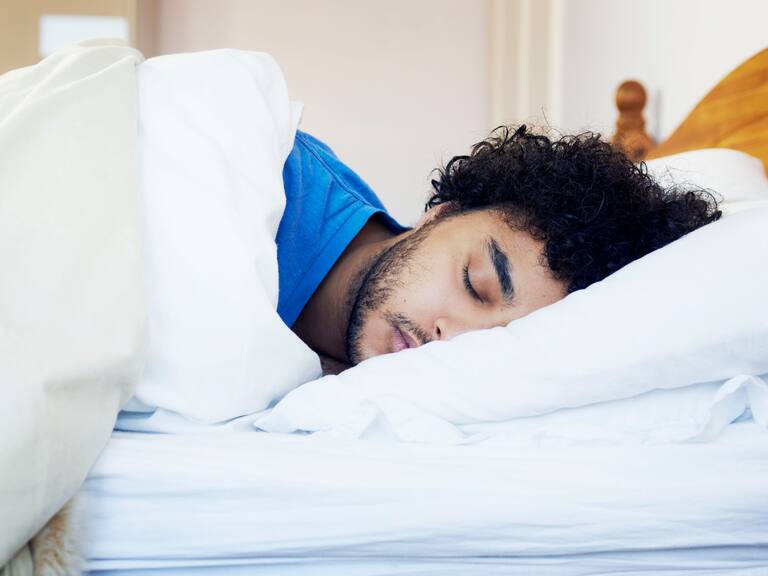 Este es el tiempo exacto para cambiar tu almohada para dormir (según los expertos)