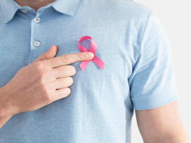 El 80% se diagnostica tarde: lo que se sabe del cáncer de mama masculino tras muerte de reconocido cantante de reggaetón