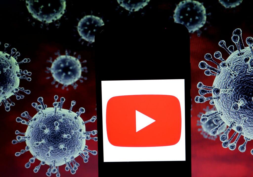 INDIA - 2020/03/22: In this photo illustration a youtube logo seen displayed on a smartphone with a computer model of the COVID-19 coronavirus on the background. (Photo Illustration by Avishek Das/SOPA Images/LightRocket via Getty Images)