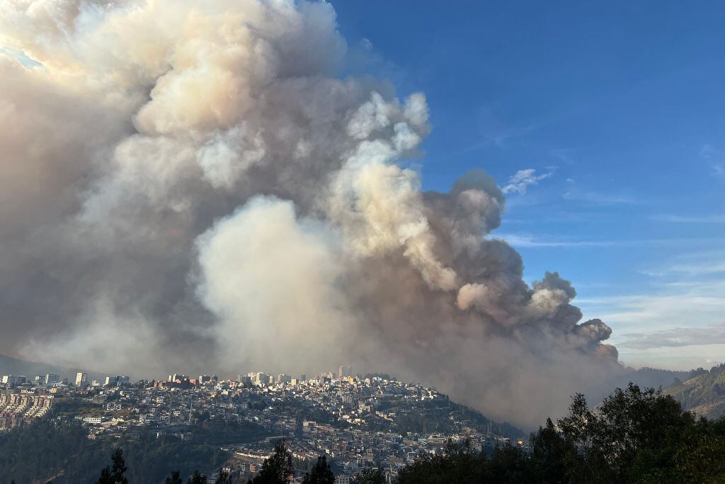 El humo sobre la ciudad de Quito por los graves incendios forestales que afectan a la capital de Ecuador