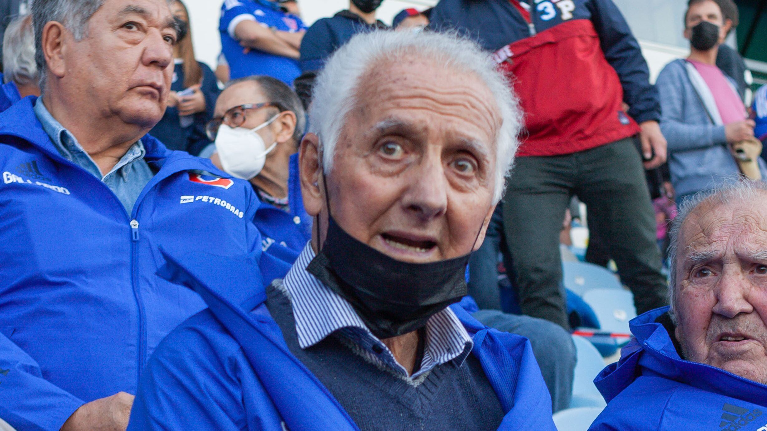 26 DE SEPTIEMBRE DE 2021/RANCAGUAJugadores histricos de Universidad de Chile presentes en el estadio, Leonel Sanchez, Sergio Navarro, entre otros, durante el partido valido por la Vigsimo Segunda fecha del Campeonato Nacional AFP PlanVital 2021, entre Universidad de Chile y Colo Colo, disputado en el Estadio El Teniente.
FOTO: SEBASTIAN ORIA/AGENCIAUNO