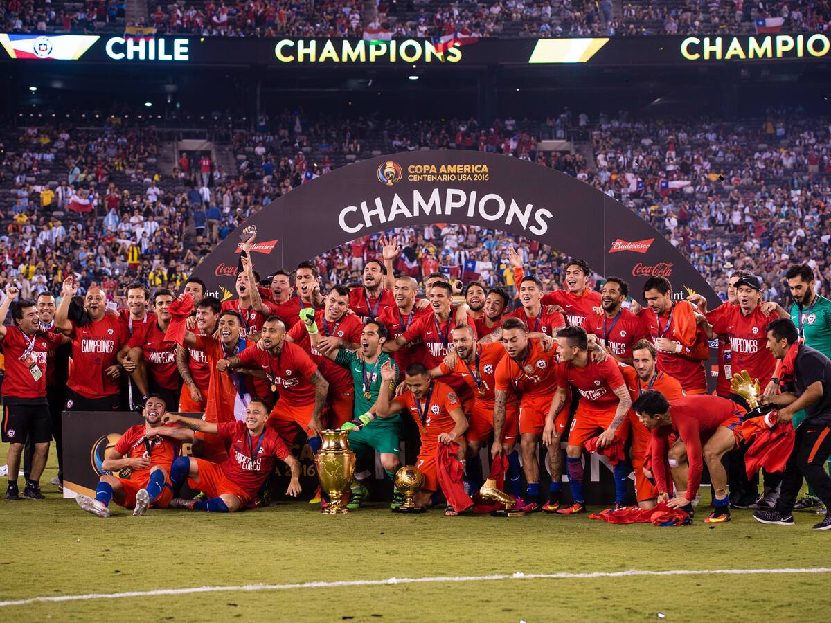 Fue bicampeón de América con La Roja y ahora aprovecha sus últimos años como futbolista en España