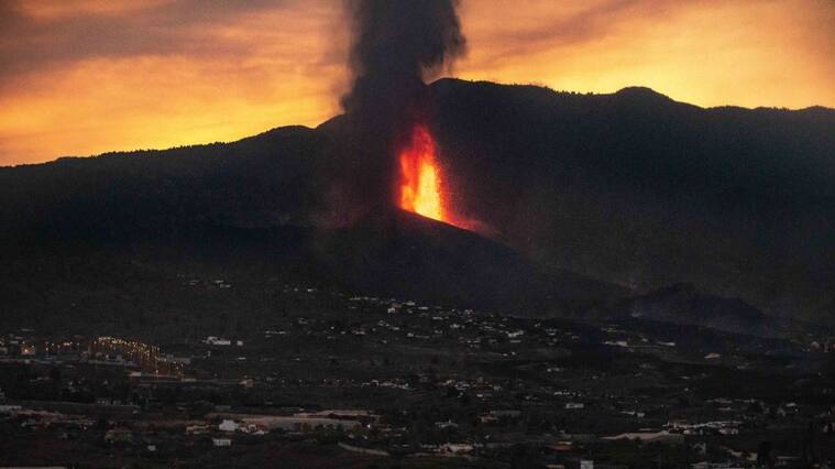 LA PALMA CANARY ISLANDS, SPAIN - SEPTEMBER 23: The 'Cumbre Vieja' volcano, on 23 September, 2021 in El Paso, La Palma, Canary Islands, Spain. The lava coming out of the volcano of 'Cumbre Vieja', in El Paso (La Palma), has covered since the eruption began this Sunday, September 19, a total of 166 hectares and has already destroyed 350 buildings, according to satellite monitoring of the Copernicus program of the European Union. In this way, the lava already covers 14 hectares more than 36 hours ago, while the buildings destroyed in its path have also grown by thirty in relation to last Tuesday, September 21. (Photo By Kike Rincon/Europa Press via Getty Images)