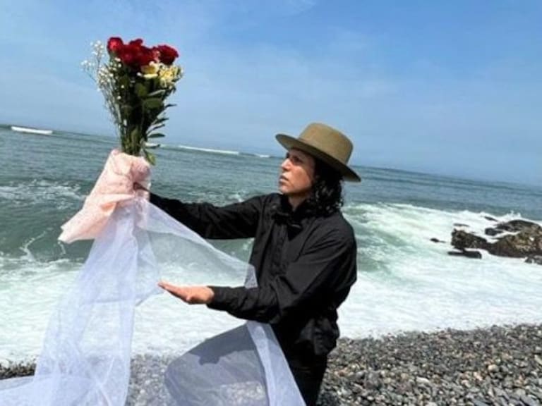 Un amor sin límites: hombre ambientalista se casó con el mar y se convirtió en viral