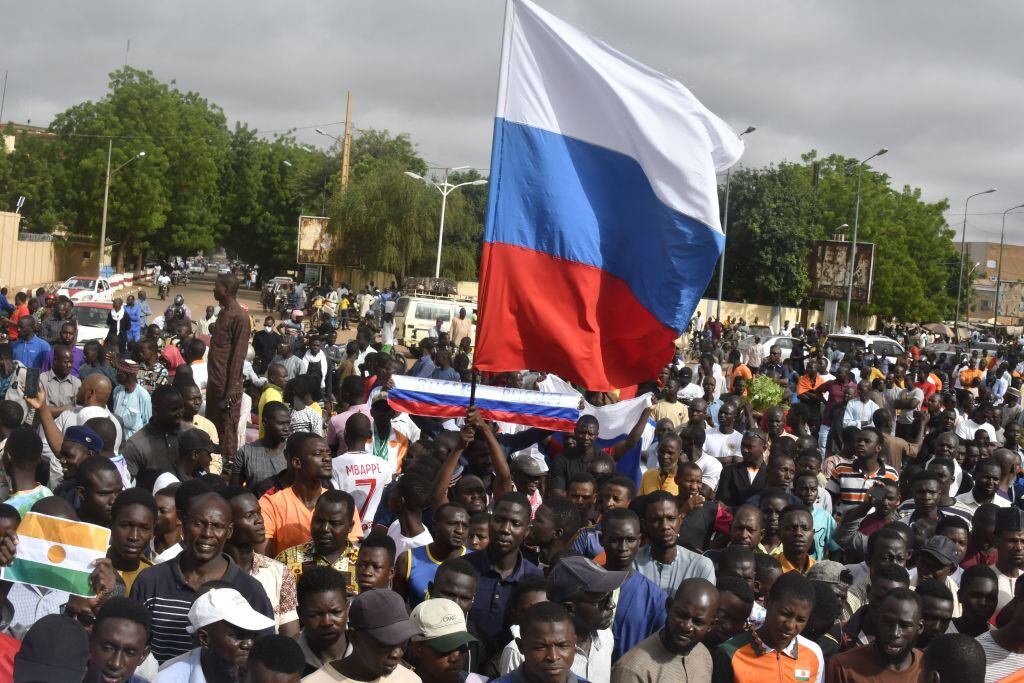 Manifestantes pro militares en Níger portan la bandera de Rusia en la capital