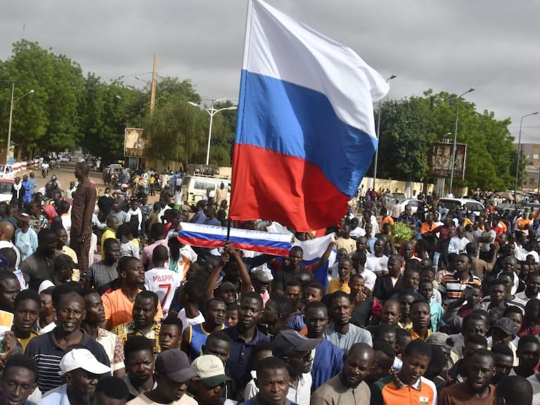 Manifestantes pro militares en Níger portan la bandera de Rusia en la capital