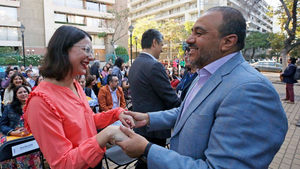 La alcaldesa Irací Hassler junto al ministro de Educación, Marco Antonio Ávila, en la inauguración del año académico 2023 en la Escuela República de México. / Dirección de Educación de la Municipalidad de Santiago.
