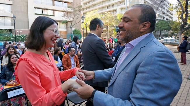 La alcaldesa Irací Hassler junto al ministro de Educación, Marco Antonio Ávila, en la inauguración del año académico 2023 en la Escuela República de México. / Dirección de Educación de la Municipalidad de Santiago.