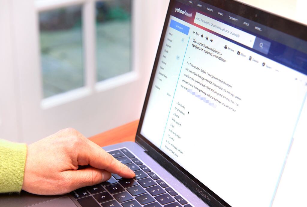 Imagen ilustrativa de un correo electrónico en un computador portátil