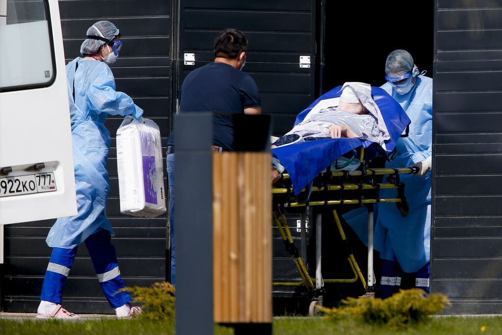 Un paciente sospechoso de Covid-19 es internado en un hospital en Rusia
