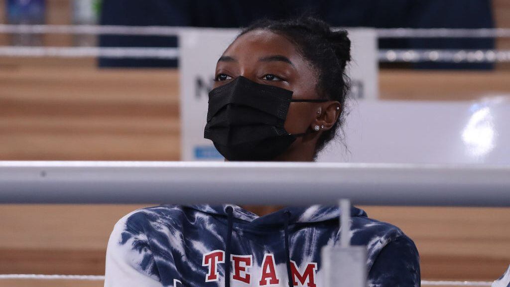 Simone Biles se retiró de las finales de salto y barras asimétricas de la gimnasia artística