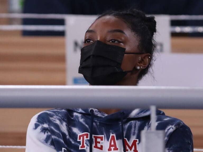 Simone Biles se retiró de las finales de salto y barras asimétricas de la gimnasia artística
