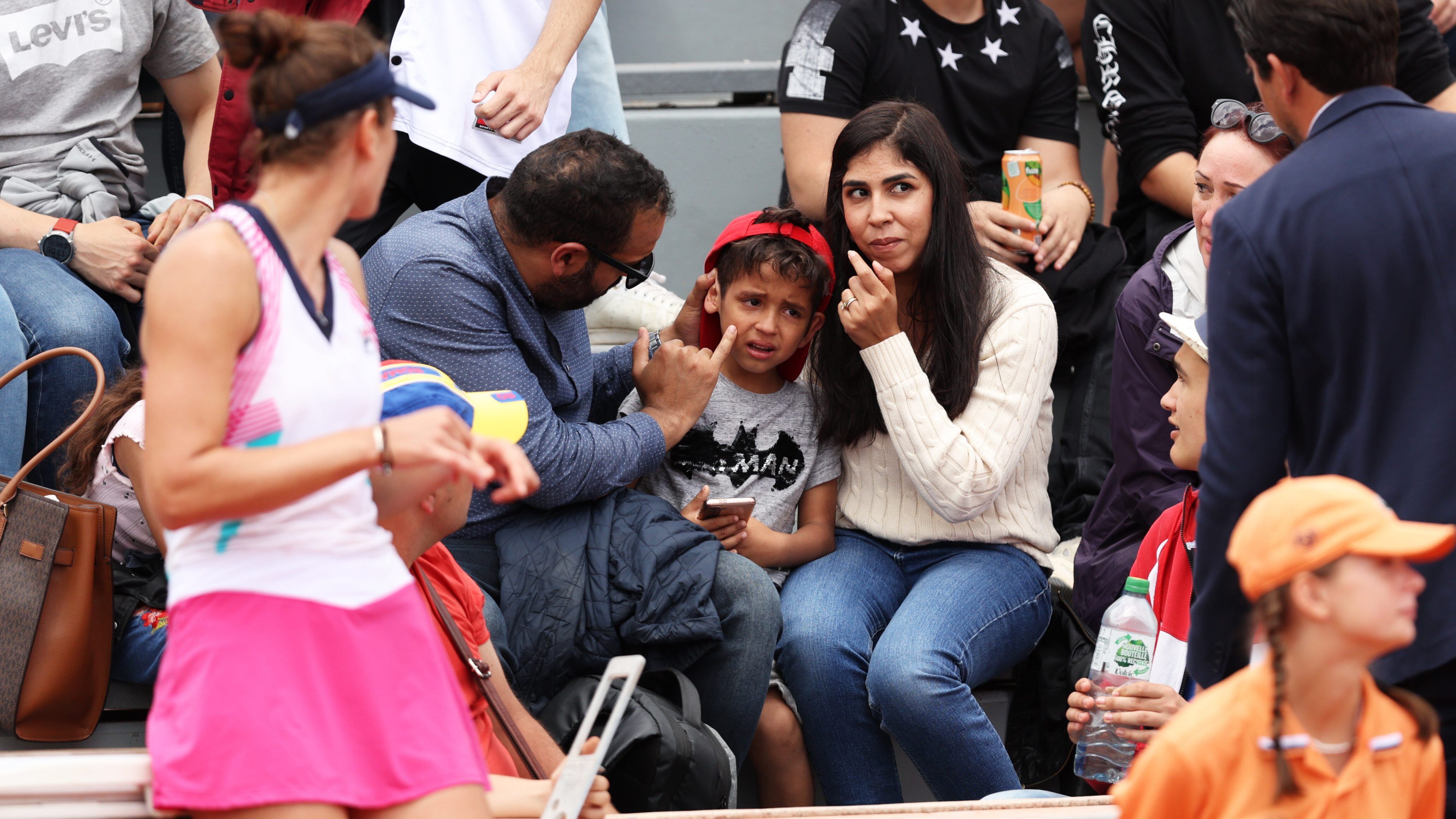 Roland Garros: tenista rumana lanza raqueta y casi impacta a niño