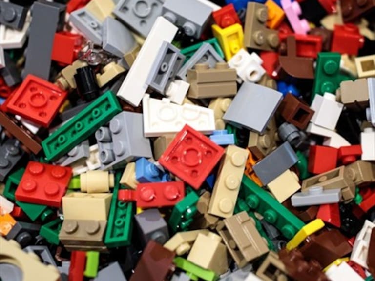 Pediatras ingirieron piezas de LEGO para probar que no son peligrosos