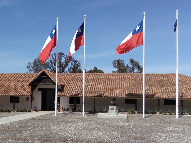 Incendios en Ninhue: resguardan objetos de casa de Arturo Prat que aparece en el billete antiguo de $10 mil