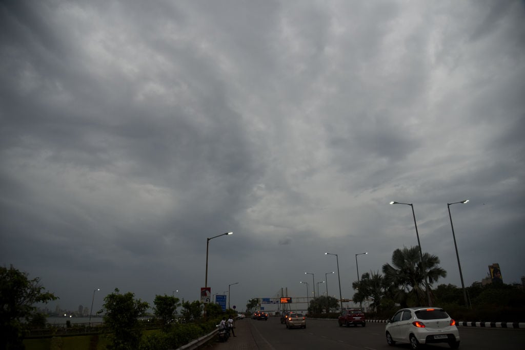 Las nubes grises cierran el cielo de la ciudad de Bombay