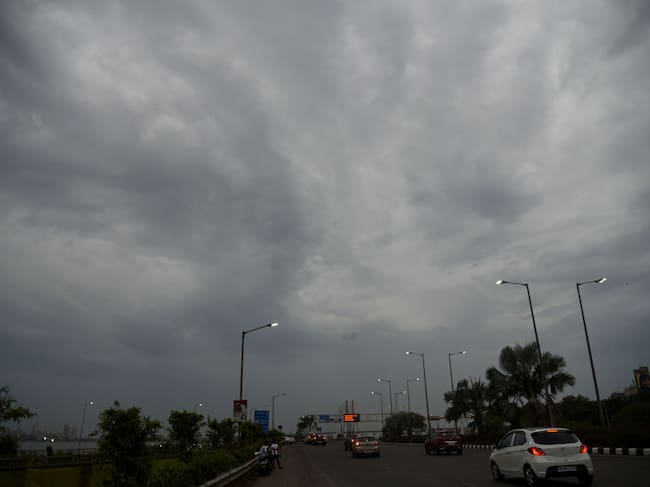 Las nubes grises cierran el cielo de la ciudad de Bombay