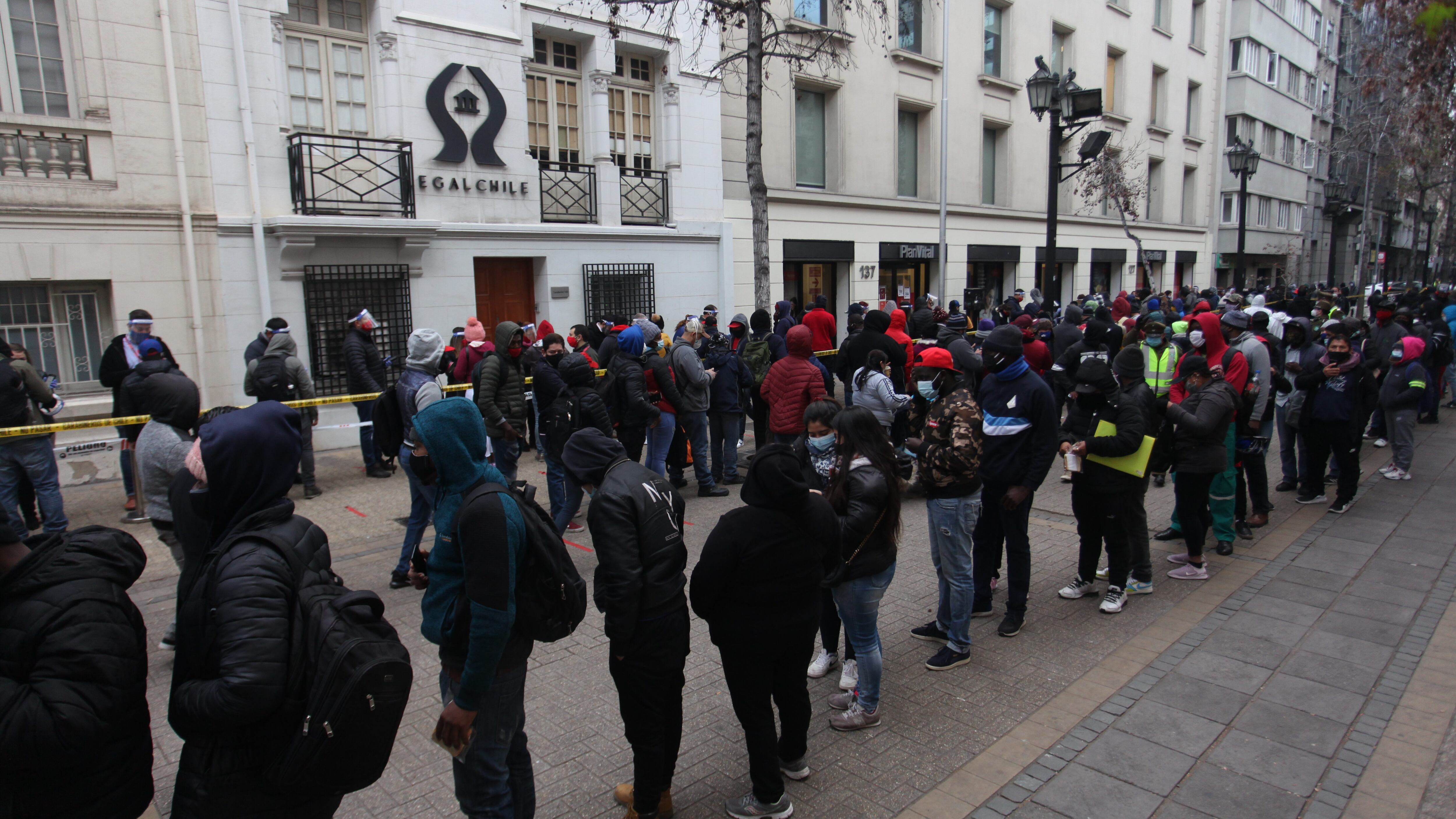Llaman a sacar permisos temporales a personas que esperan en filas de AFP