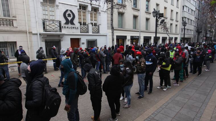 Llaman a sacar permisos temporales a personas que esperan en filas de AFP