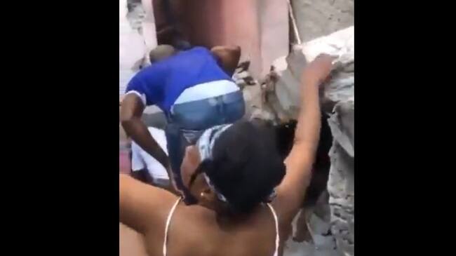 Rescate tras terremoto en Haití