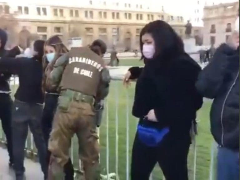 Manifestantes se encadenaron a vallas papales y sobrepasaron seguridad en La Moneda