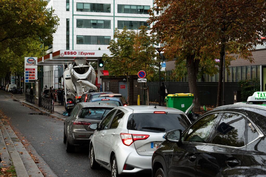 Largas filas para cargar combustible en París por la huelga en las refinerías