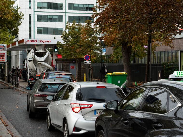 Largas filas para cargar combustible en París por la huelga en las refinerías