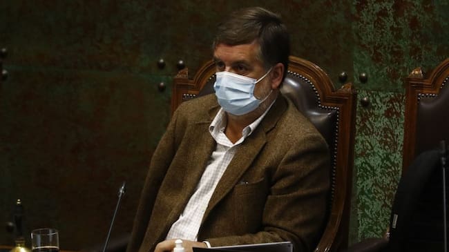 23 DE ABRIL DE 2021/VALPARAISOEl diputado Francisco Undurraga, durante la sesion especial de la Camara de Diputados, citada para votar las indicaciones del Senado al proyecto de tercer retiro de fondos de pensiones, en medio de la pandemia por Coronavirus.
FOTO: LEONARDO RUBILAR CHANDIA/AGENCIAUNO