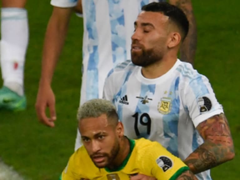 Otamendi paró en seco a Neymar cuando vio que el brasileño estaba simulando una falta en la final de la Copa América