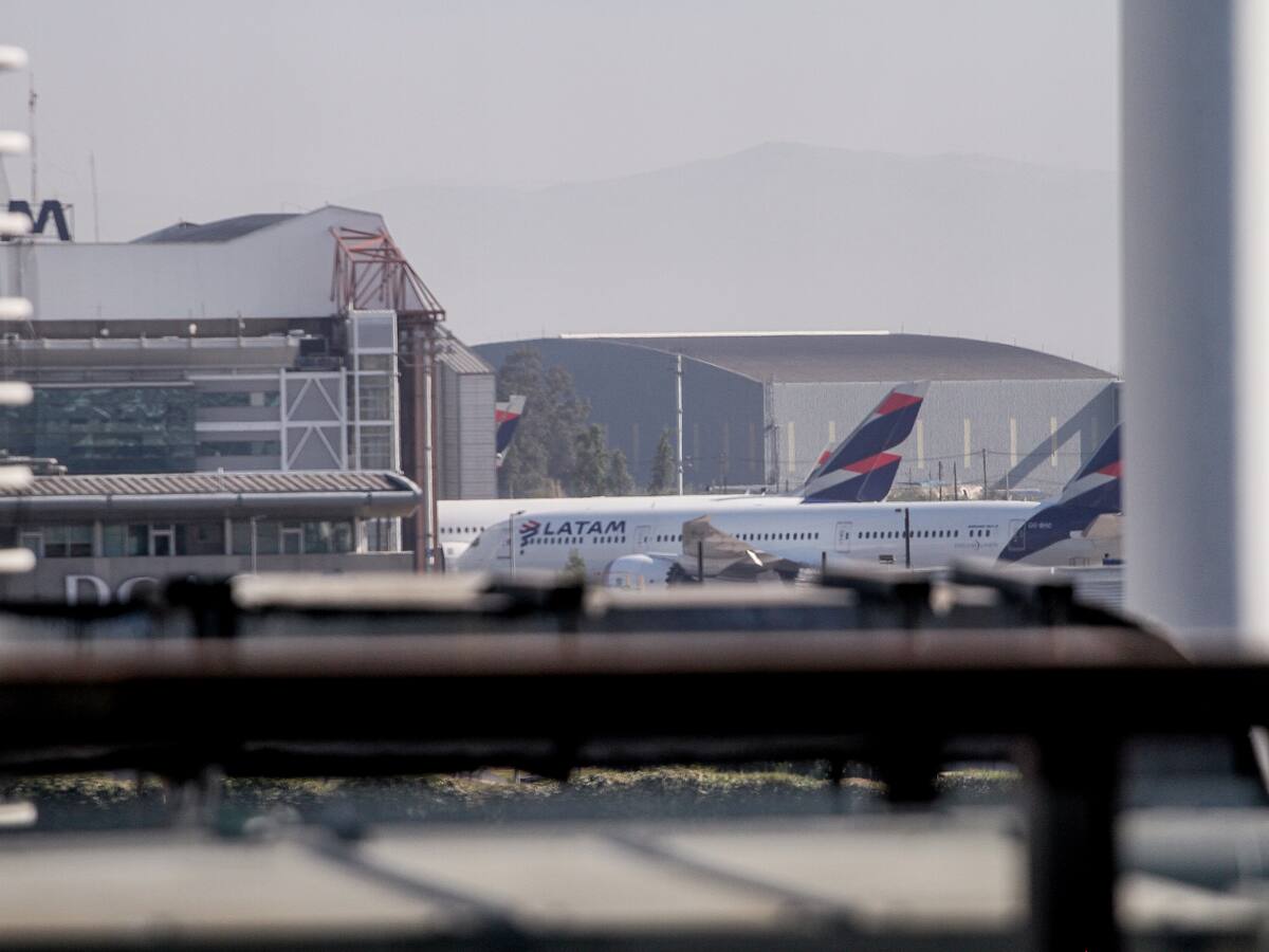 Activan protocolo de emergencia en el Aeropuerto de Santiago por amenaza de bomba en vuelo desde Calama