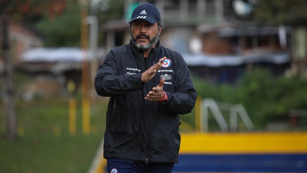 José Letelier y su posible salida de la Roja Femenina: "Entiendo las críticas, pero sólo me enfoco en lo deportivo"