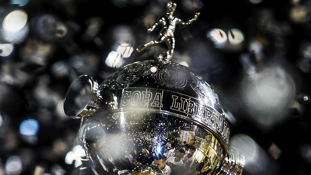 SAO PAULO, BRAZIL - JULY 04:  Detail of the Trophy Santander Libertadores in the second leg of the final of the Copa Libertadores 2012 between Boca Juniors of Argentina and Corinthians of Brazil at Pacaembu Stadium  on July 04, 2012 in Sao Paulo, Brazil. (Photo by Buda Mendes/LatinContent via Getty Images)