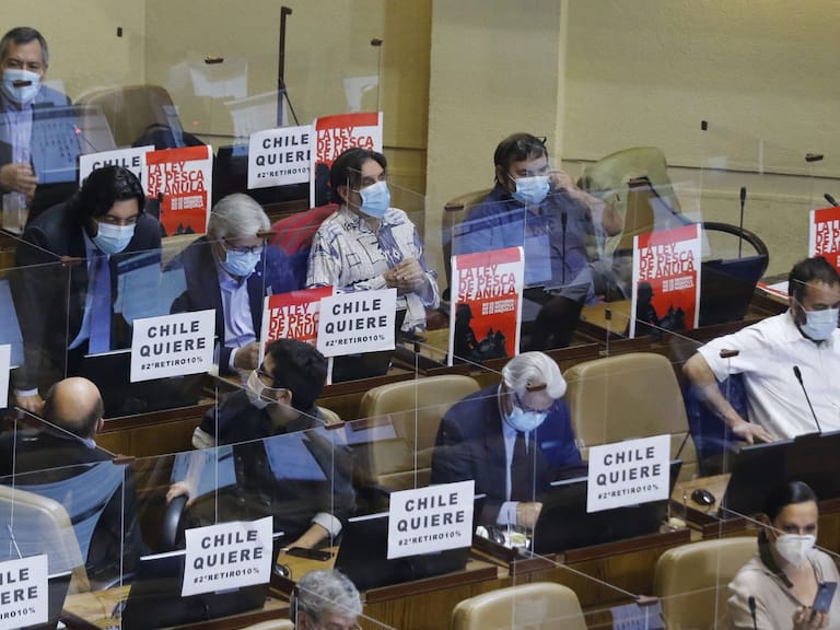 24 DE NOVIEMBRE DE 2020/VALPARAISODiputados de oposicion con carteles en sus bancas, durante la sesion de la Camara de Diputados, citada para discutir la nulidad de la Ley de Pesca.
FOTO: LEONARDO RUBILAR CHANDIA/AGENCIAUNO