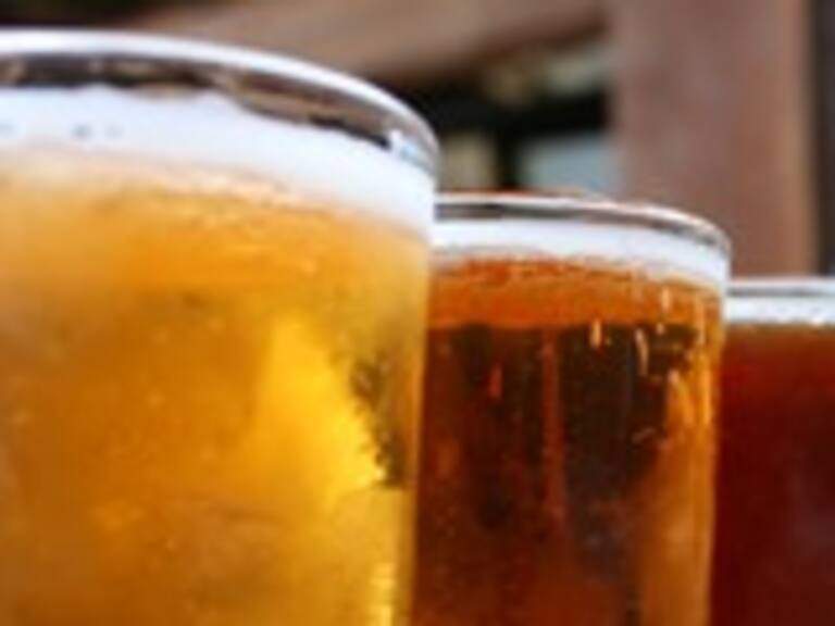 ¿Tomar cerveza te haría mejor en la cama?