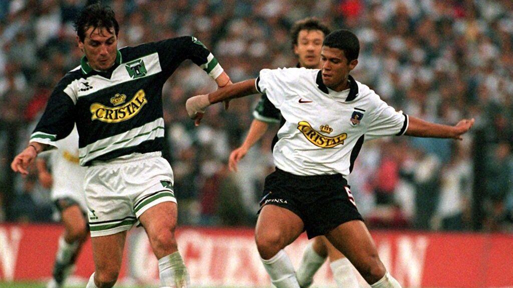 El jugador Emerson Pereira (D) de Colo-Colo disputa el balon con el jugador Jose Bravo de deportes Temuco en Santiago 21 de Diciembre. Colo-Colo se consagro campeon del segundo torneo de clausura 1997. Colo-Colo sumo 35 puntos en este torneo tras jugar con deportes Temuco. AFP PHOTO/GINNETTE RIQUELME (Photo by GINNETTE RIQUELME / AFP) (Photo credit should read GINNETTE RIQUELME/AFP via Getty Images)