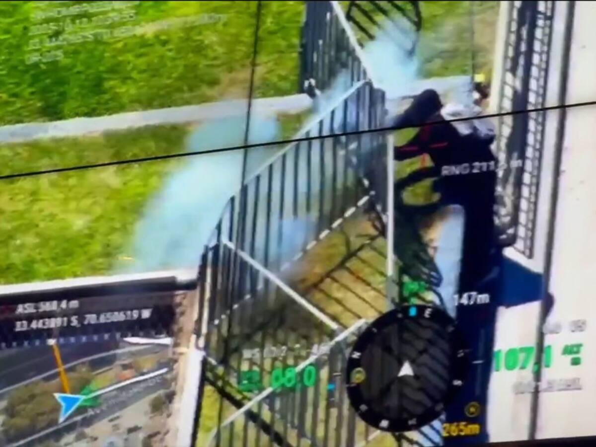 Captan a encapuchado lanzando fuegos artificiales en ventilaciones del Metro durante marcha en Santiago