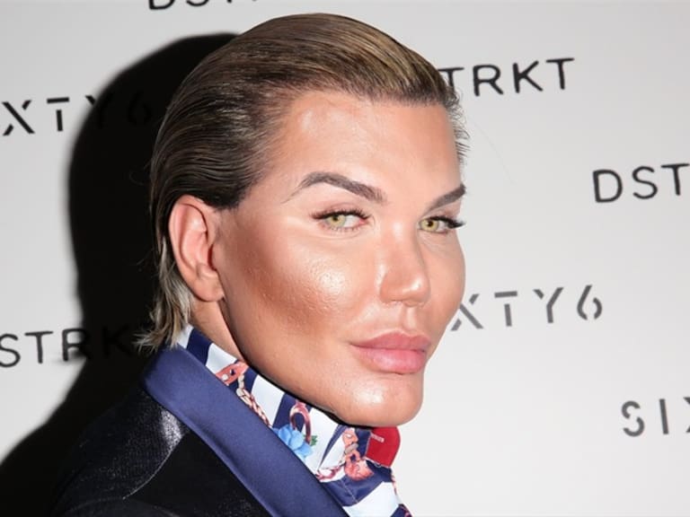 El Ken Humano fue captado a los besos con su excéntrico cirujano plástico