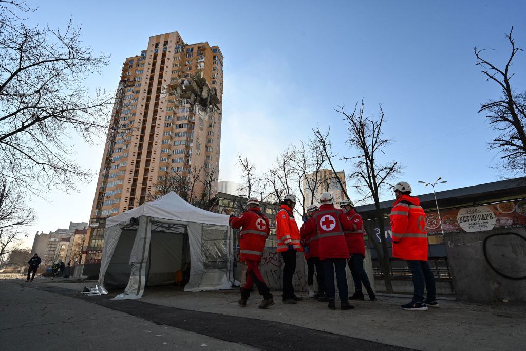 Médicos asisten a personas luego que un misil impactara un edificio en Kiev