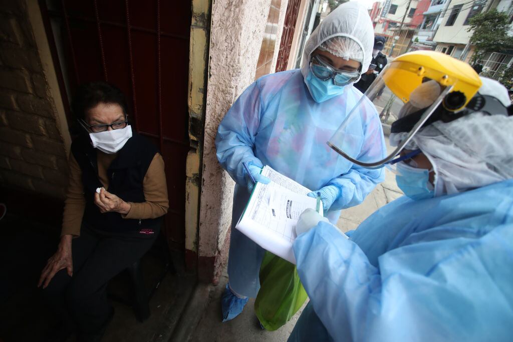 Trabajadores de la salud realizan test del Covid-19 en Lima