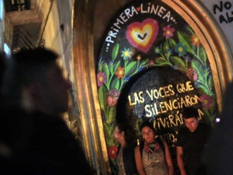 Denuncian violenta represión de Carabineros en velatón por fallecido en Plaza Italia
