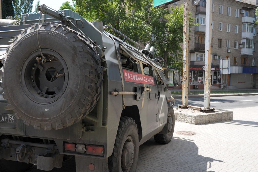 Militares de Rusia avanzan por las calles del Donetsk en Ucrania