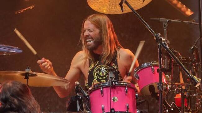 TEMPE, ARIZONA - FEBRUARY 26: Dave Grohl and Taylor Hawkins of Foo Fighters perform at The Innings Festival 2022 at Tempe Beach Park on February 26, 2022 in Tempe, Arizona. (Photo by John Medina/Getty Images)