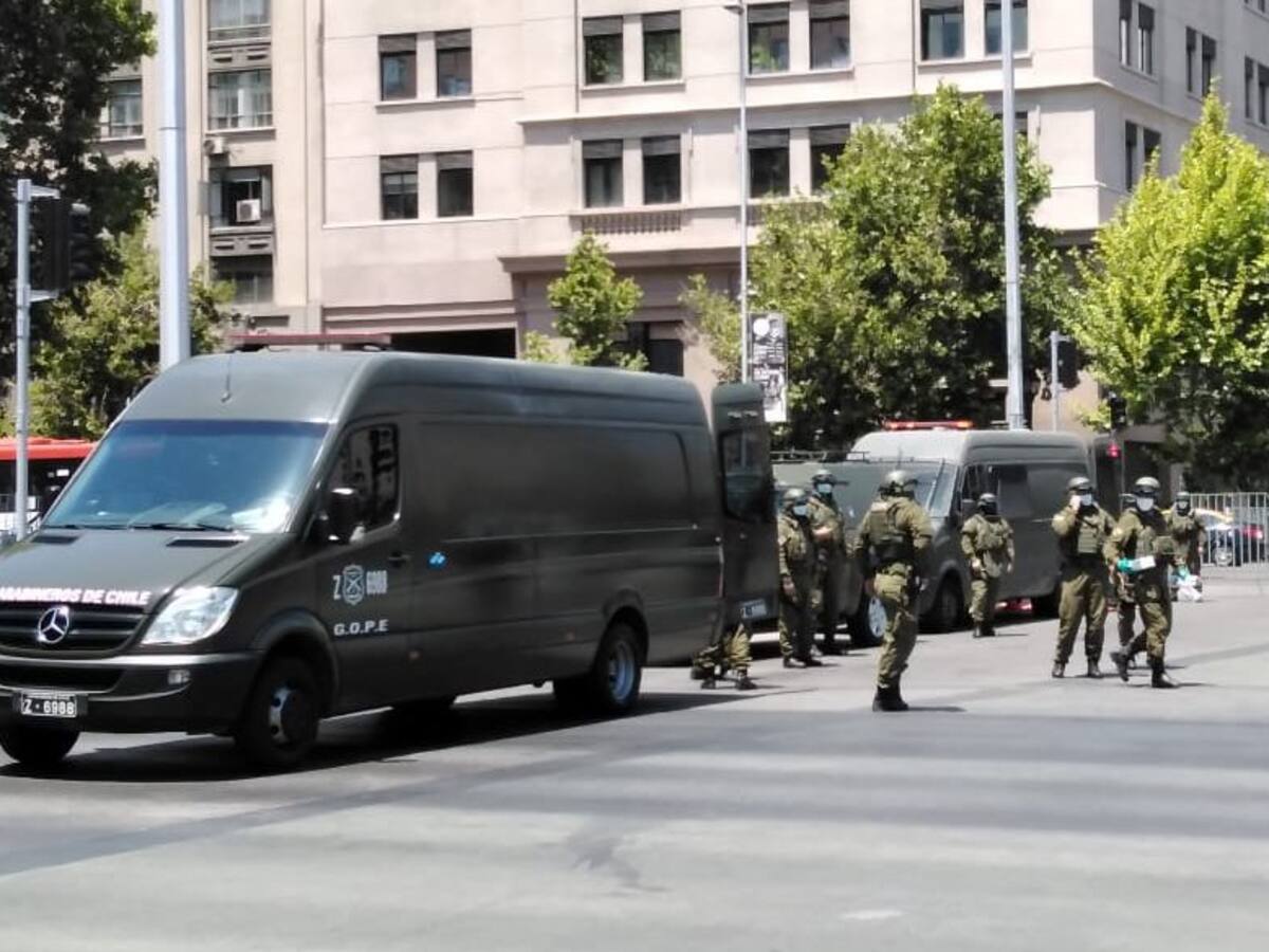 Tapa de alcantarillado salió expulsada por alza de presión frente a La Moneda